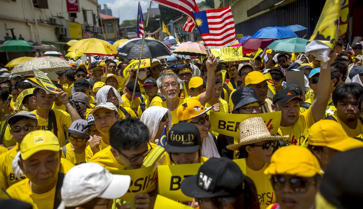 Ribuan orang kompak mengenakan busana berwarna kuning saat melakukan aksi menuntut Perdana Menteri Najib Razak untuk mengundurkan diri karena diduga melakukan korupsi, Malaysia, Sabtu (29/8/2015). (Reuters/ Athit Perawongmetha)