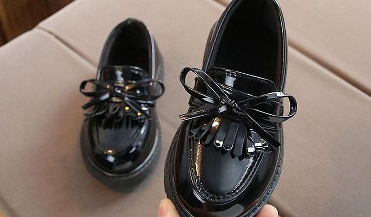 <b>Sepatu dengan Model Slip On</b>