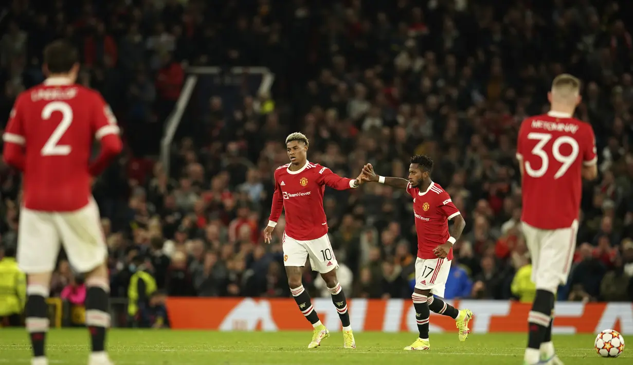 Penyerang Manchester United,  Marcus Rashford berselebrasi usai mencetak gol ke gawang Atalanta pada pertandingan lanjutan Grup F Liga Champions di Old Trafford, Inggris, Kamis (21/10/2021). MU menang tipis atas Atalanta 3-2. (AP Photo/Dave Thompson)