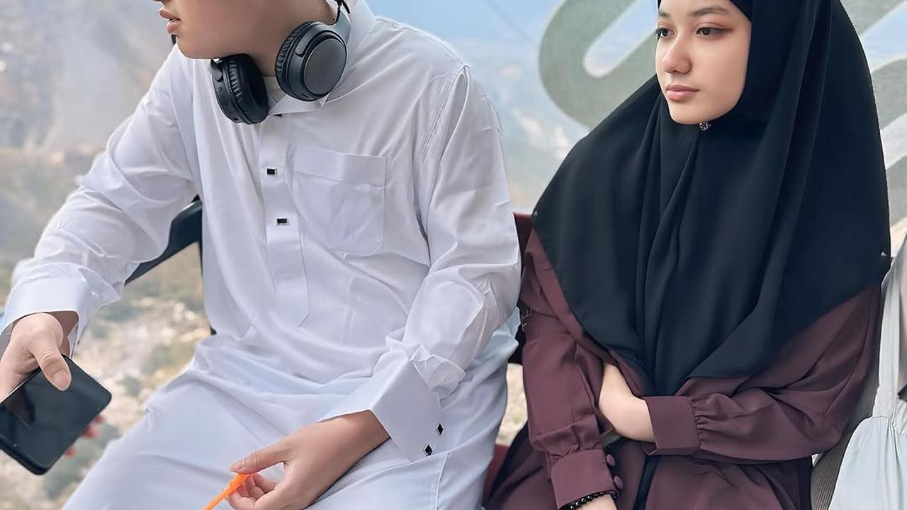 Potret Lyra Virna Umroh Ditemani Anak-anak yang Kian Dewasa