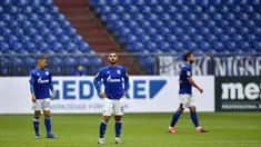 Pemain Schalke 04 tampak kecewa usai ditaklukkan Augsburg pada laga Bundesliga di Veltins-Arena, Minggu (24/5/2020). Augsburg menang dengan skor 3-0 atas Schalke 04. (AP/Martin Meissner)