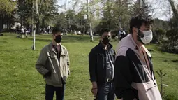 Orang-orang yang memakai masker antre membeli minuman di taman beberapa jam sebelum penguncian nasional, di Ankara, Rabu (21/4/2021). Turki, yang sekarang berada di antara negara-negara yang paling parah terkena dampak, juga melaporkan 61.967 kasus baru Corona yang dikonfirmasi. (AP/Burhan Ozbilici)