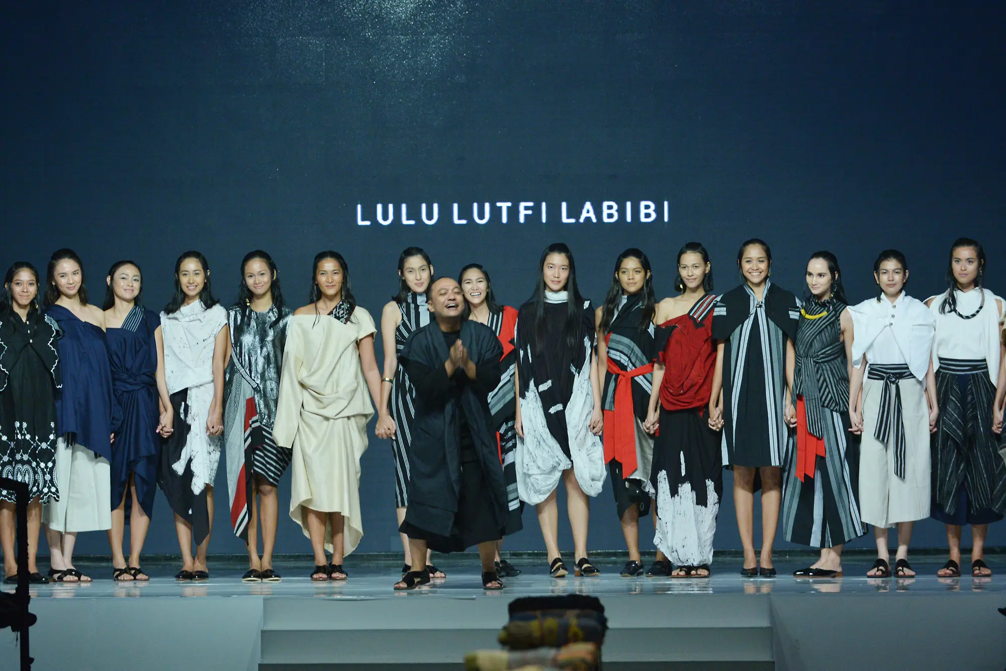 Fashion show tunggal bertema Perjalanan dari Lulu Lutfi Labibi menampilkan 42 koleksi busana lurik.