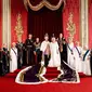 Raja Charles III dan Ratu Camilla rilis potret resmi acara penobatan mereka pada 6 Mei 2023, tanpa Pangeran Harry dan Pangeran Andrew. (dok. Instagram @theroyalfamily Fotografer: Hugo Burnand/https://www.instagram.com/p/Cr_ZtGAspfp/)