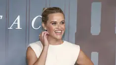 Aktor dan produser eksekutif Reese Witherspoon menghadiri pemutaran perdana film "Surface" untuk Apple TV+ di Perpustakaan Morgan di New York, Senin (25/7/2022). Reese Witherspoon  tampil cantik dalam gaun mini putih chic dengan aksen emas. (AP Photo/Andy Kropa)