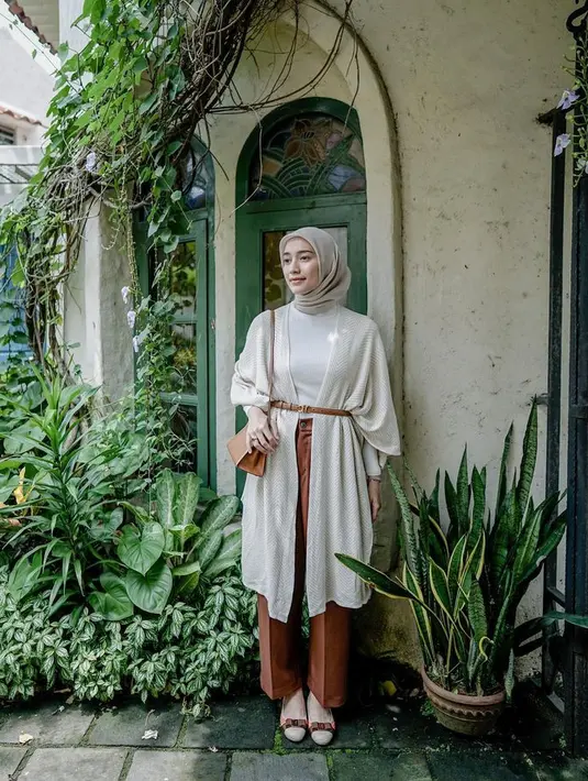 Fashion item poncho yang versatile ala Mega Iskanti. Bisa dipakai sebagai outerwear yang membuat look makin chic. [Foto: @megaiskanti]