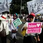 Sejumlah wanita ikut dalam Aksi Bela Islam 55 di kawasan Medan Merdeka, Jakarta, Jum'at (5/5). Peserta aksi menuntut hukuman maksimal pada putusan pengadilan kasus penodaan agama pada 9 Mei mendatang. (Liputan6.com/Johan Tallo)