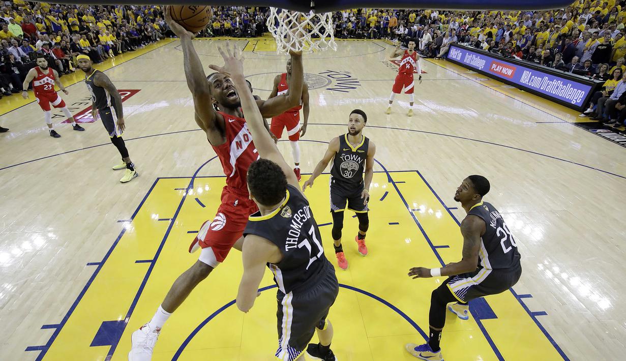 Aksi Kawhi Leonard forward Toronto Raptors saat berusaha hadangan Klay Thompspn dari Golden State Warriors. (AP Photo/Tony Avelar, Pool)
