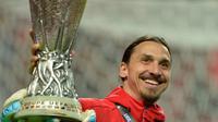 Zlatan Ibrahimovic saat mengangkat trofi juara usai timnya mengalahkan Ajax Amsterdam pada final Liga Europa di Friends Arena, Stockholm, Swedia, (24/2017). MU 2-0.  (EPA/Peter Powell)