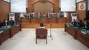 Terdakwa kasus pembunuhan berencana terhadap Brigadir Nopriansyah Yosua Hutabarat atau Brigadir J, Ferdy Sambo (tengah) menjalani sidang pembacaan putusan sela majelis hakim di Pengadilan Negeri Jakarta Selatan, Jakarta, Rabu (26/10/2022). Majelis Hakim Pengadilan Negeri Jakarta Selatan resmi menolak nota keberatan atau eksepsi terdakwa Ferdy Sambo terkait kasus dugaan pembunuhan berencana Brigadir J. (Liputan6.com/Faizal Fanani)