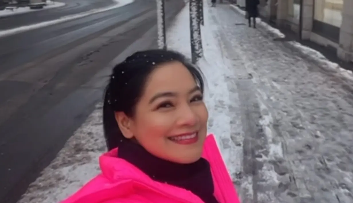 Selain putih, Titi juga tampil stunning dengan padding jaket warna shocking pink yang dipadu dengan inner turtleneck hitam. Rambut panjangnya diikat ponytail.  [@titi_kamall]