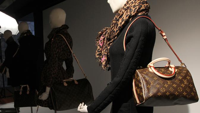 Ilustrasi tas klasik Louis Vuitton memperlihatkan koleksi musim gugur 2011 di Paris (PIERRE VERDY / AFP)