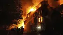 Dua orang dirawat di rumah sakit, termasuk seorang anak, menurut gubernur daerah.  (Ukrainian Emergency Service via AP)