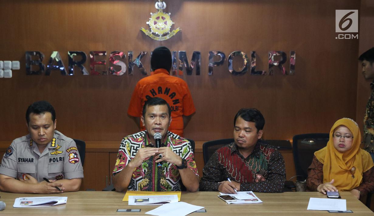 Kasubdit II Direktorat Tindak Pidana Siber Bareskrim Polri Kombes Pol Rickynaldo (kedua kiri) saat rilis kasus peretasan situs PN Sulawesi Tenggara diperlihatkan saat rilis di Bareskrim Mabes Polri, Jakarta, Jumat (9/11). (Liputan6.com/Helmi Fithriansyah)