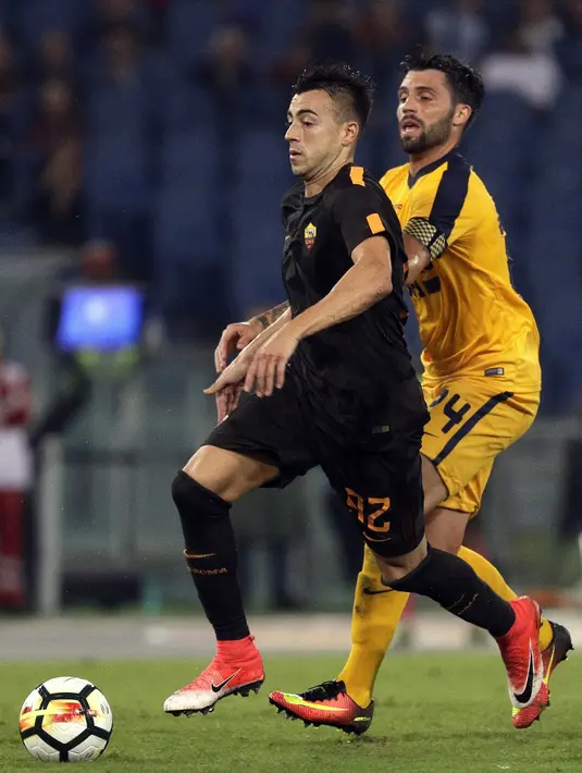 Pemain AS Roma, Stephan El Shaarawy (kiri) melewati adangan pemain Hellas Verona, Daniel Bessa pada lanjutan Serie A di Olympic stadium, Roma, (16/9/2017). Roma menang 3-0. (AP/Andrew Medichini)
