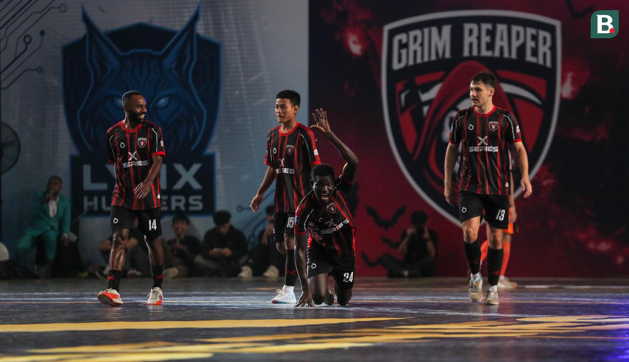 Pemain Grim Reaper, Diakite (tengah kanan) melakukan selebrasi setelah mencetak gol ke gawang Nova Titans dalam laga final Futsal X Series 2 di GOR UNJ, Rawamangun, Jakarta, Minggu (18/01/2026). (Bola.com/Bagaskara Lazuardi)