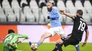 Pemain Malmo Jo Inge Berget (tengah) ditantang oleh kiper Juventus Mattia Perin (kiri) dan bek Leonardo Bonucci pada pertandingan sepak bola Grup H Liga Champions di Allianz Stadium, Turin, Italia, 8 Desember 2021. Juventus menang 1-0. (Fabio Ferrari/LaPresse via AP)