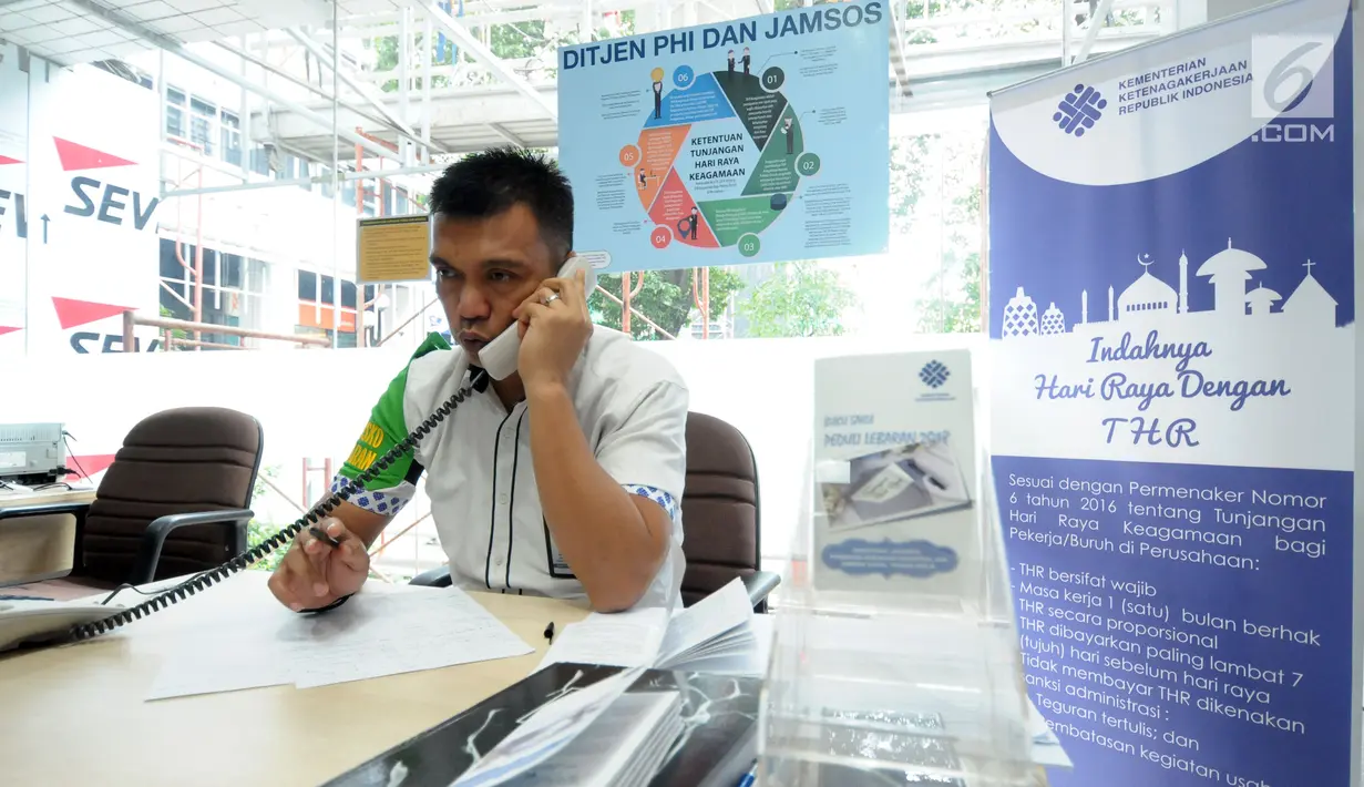 Petugas Posko Peduli Lebaran 2018 menerima aduan melalui telfon di Gedung B Kemenaker, Jakarta, Senin (28/5). Posko dibuka secara resmi oleh Menteri Ketenagakerjaan M Hanif Dhakiri. (Liputan6.com/Helmi Fithriansyah)