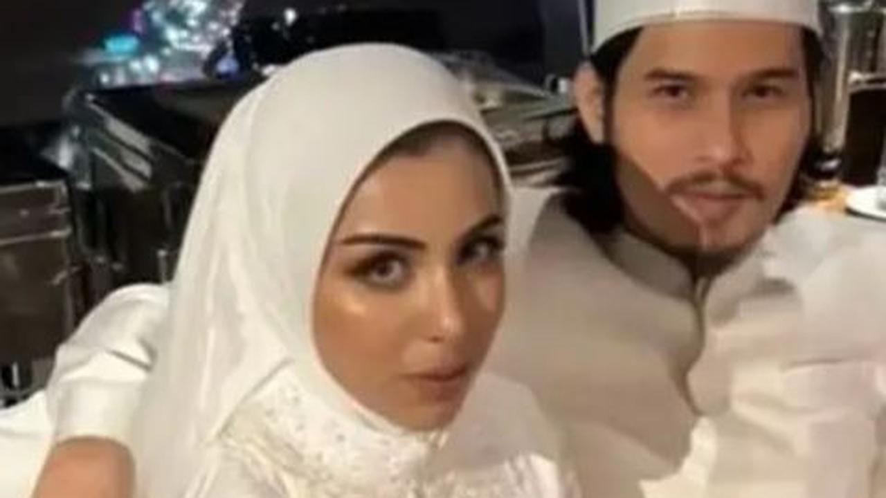 Meskipun tidak pernah mengumumkan kisah asmaranya ke publik, ternyata Virzha dan Sabrina telah menjalin hubungan selama satu tahun.