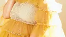 Dengan detail mutiara di setiap layer, Siti Badriah kenakan heels gold sebagai paduan [@sitibadriahh]