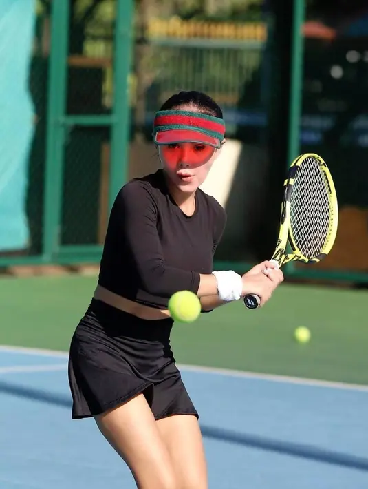 Sebut masih belajar bermain tenis, terlihat ia pun sudah piawan memainkan raket dalam memukul bola tenis yang datang. Saat ini olahraga tenis memang tengah populer di kalangan selebriti yang beberapa waktu belakangan ini viral hingga dibuat sebuah pertandingan persahabatan dengan para artis. (Liputan6.com/IG/@yunishara36)