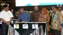 Menko Bidang Kemaritiman Luhut Binsar Panjaitan dan Menristekdikti Mohamad Nasir menyaksikan MoU antara PLN, BPPT, dan PT Len (Persero) untuk pengembangan infrastruktur kendaraan listrik berbasis baterai di Jakarta, Rabu (16/10/2019). (Liputan6.com/Fery Pradolo)