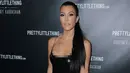 Pose Kourtney Kardashian saat menghadiri peluncuran PrettyLittleThing By Kourtney Kardashian di Los Angeles, California (25/10). Kourtney tampil seksi dengan busana serba hitam. (Rich Fury/Getty Images/AFP)