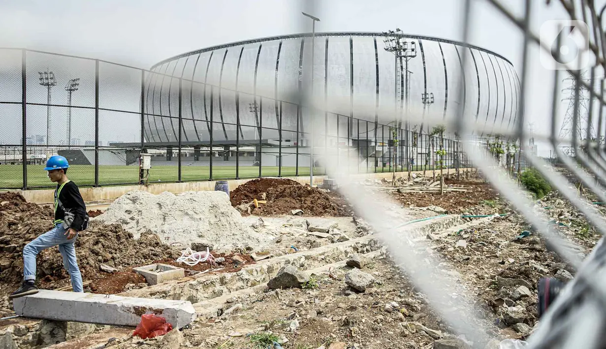 Aktivitas pekerja di lahan bekas Kampung Bayam, Jakarta, Rabu (11/5/2022). Hunian Kampung Susun Bayam akan menjadi pemukiman baru untuk warga yang tergusur karena pembangunan Jakarta Internasional Stadium. (Liputan6.com/Faizal Fanani)