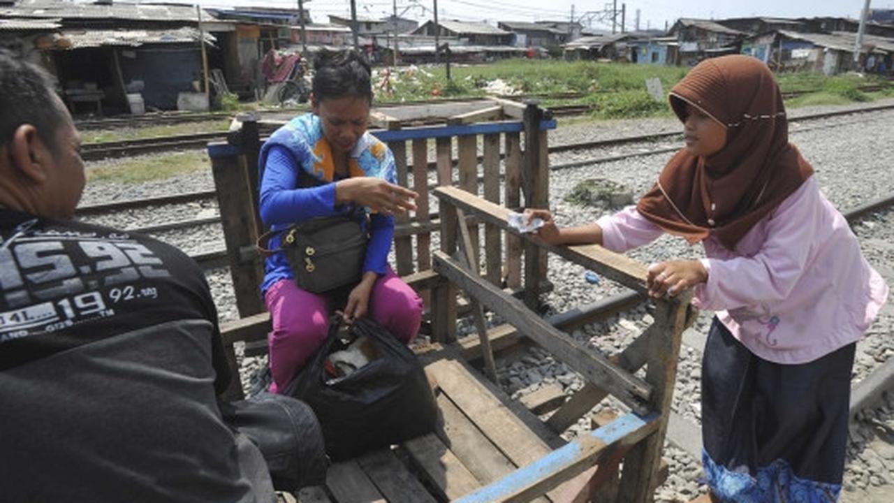 Semangat anak-anak pengojek lori mencari nafkah di bawah terik