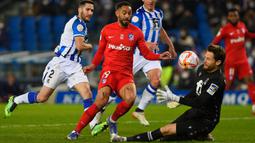 Alex Remiro. Kiper kelahiran Cascante berusia 27 tahun yang sejak awal musim 2019/2020 memperkuat Real Sociedad usai didatangkan dari Athletic Bilbao dengan status bebas transfer ini belum sekalipun membela Timnas senior Spanyol. Ia pernah memperkuat Timnas Spanyol di level U-18 dan U-19. Bersama Real Sociedad ia telah tampil dalam 124 laga di semua ajang dengan torehan 51 kali clean sheet dan kebobolan 131 gol. Musim 2022/2023 ini ia telah tampil di dua laga awal Liga Spanyol dan bermain penuh selama 90 menit. (AFP/Ander Gillenea)