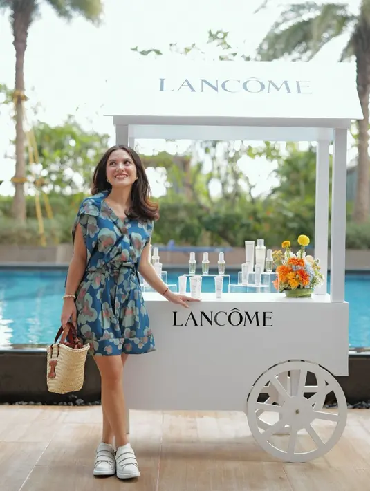 Pesona manis Marsha Aruan pakai dress floral dengan detail tali belt di bagian pinggang. Dress bernuansa biru ini memiliki detail corak floral kehijauan yang senada. [Foto: Instagram/aruanmarsha]