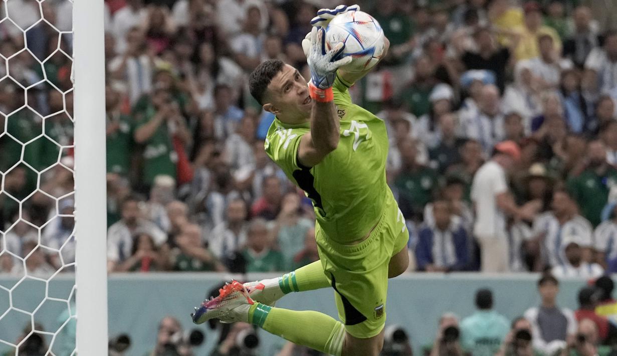 <p>Kiper Timnas Argentina, Emiliano Martinez, tampil gemilang saat menghadapi Meksiko di Piala Dunia 2022. (AP Photo/Moises Castillo)</p>