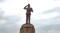 Patung Bung Karno yang dibuat kedua kalinya, dinilai masih tidak mirip dengan sosok Presiden RI 1 Soekarno (Liputan6.com / Nefri Inge)