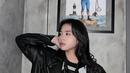 Saat ini ia berusia 18 tahun dan baru saja meraih pencapaian 1 juta followers di Instagram. [Instagram @jkt48.zee]