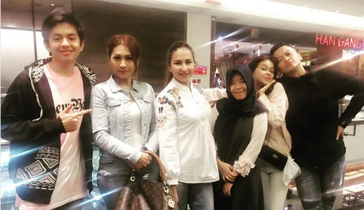 Kedatangan para selebriti ini untuk menghibur Jupe yang sedang berjuang dengan penyakit kankernya. Hal berbeda justru dirasakan oleh penyanyi Tata Janeeta yang belum lama ini dicerai oleh suaminya, Mehdi Zati. (Instagram/tatajaneetaofficial)