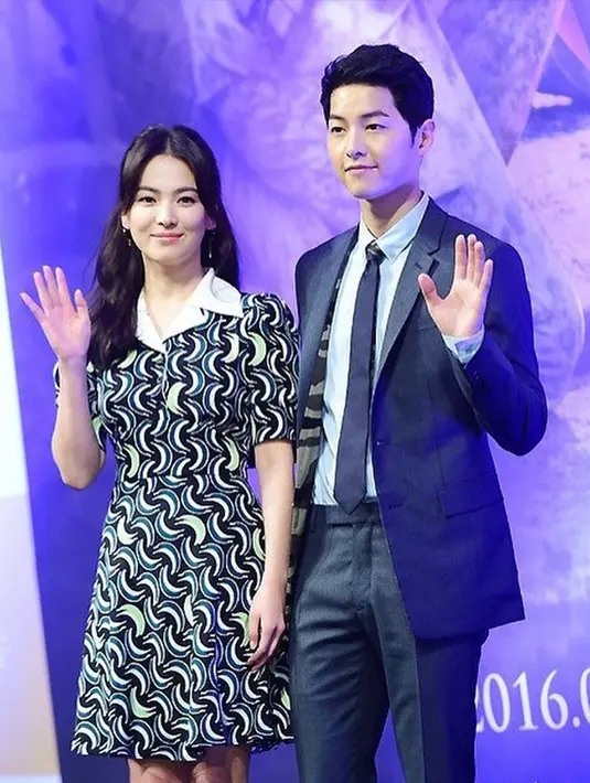Song Joong Ki dan Song Hye Kyo tampil bersama setelah menikah. Keduanya tersenyum manis di depan para media. (Liputan6.com/IG/goxuan)