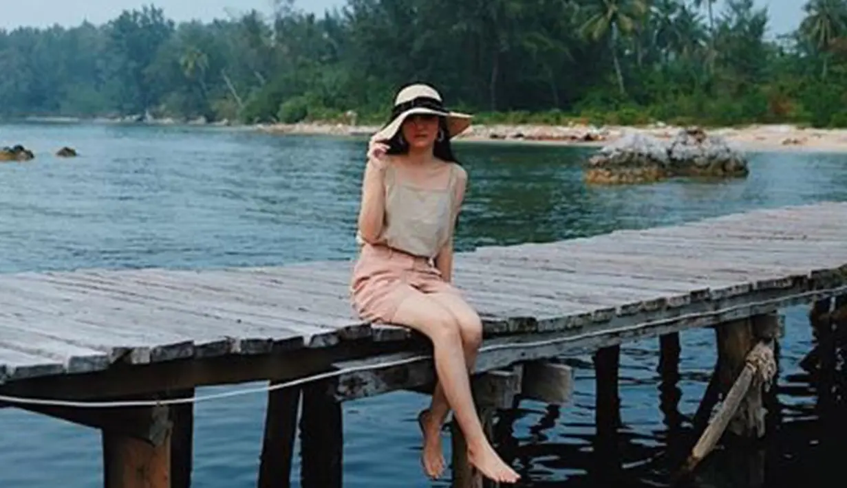 Di salah satu foto OOTD liburannya, Febby mengenakan topi pantai yang membuat penampilannya semakin kece. (Liputan6.com/IG/@febbyrastanty)