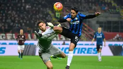 Kiper AC Milan Gianluigi Donnarumma berusaha menyelamatkan gawang dari serangan pemain Inter Milan, Eder saat pertandingan Liga Italia Serie A di stadion San Siro di Milan pada 31 Januari 2016. (AFP Photo/Olivier Morin)