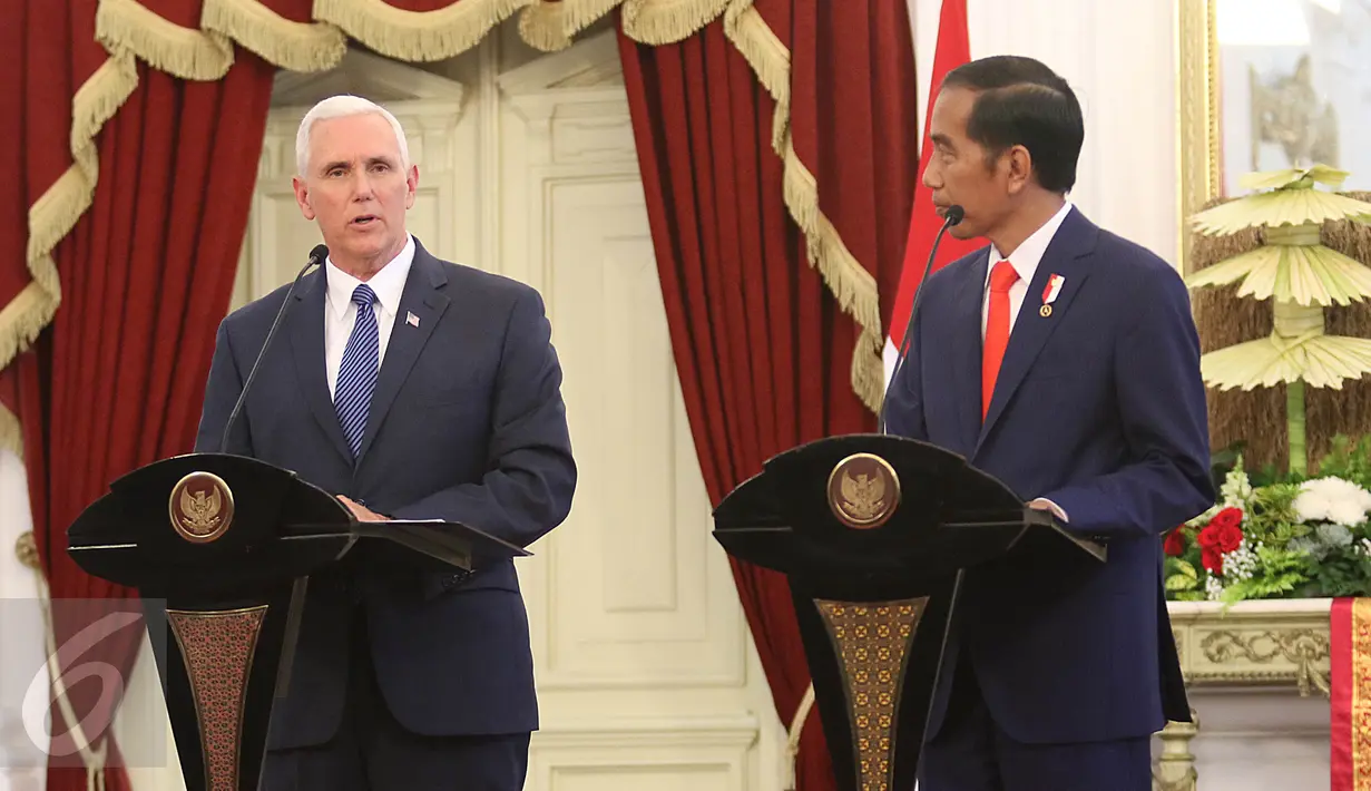 Wakil Presiden Amerika Serikat Michael R. Pence berpidato didampingi Presiden Joko Widodo saat kunjungannya di Istana Merdeka, Jakarta, Kamis (20/4). (Liputan6.com/Angga Yuniar)