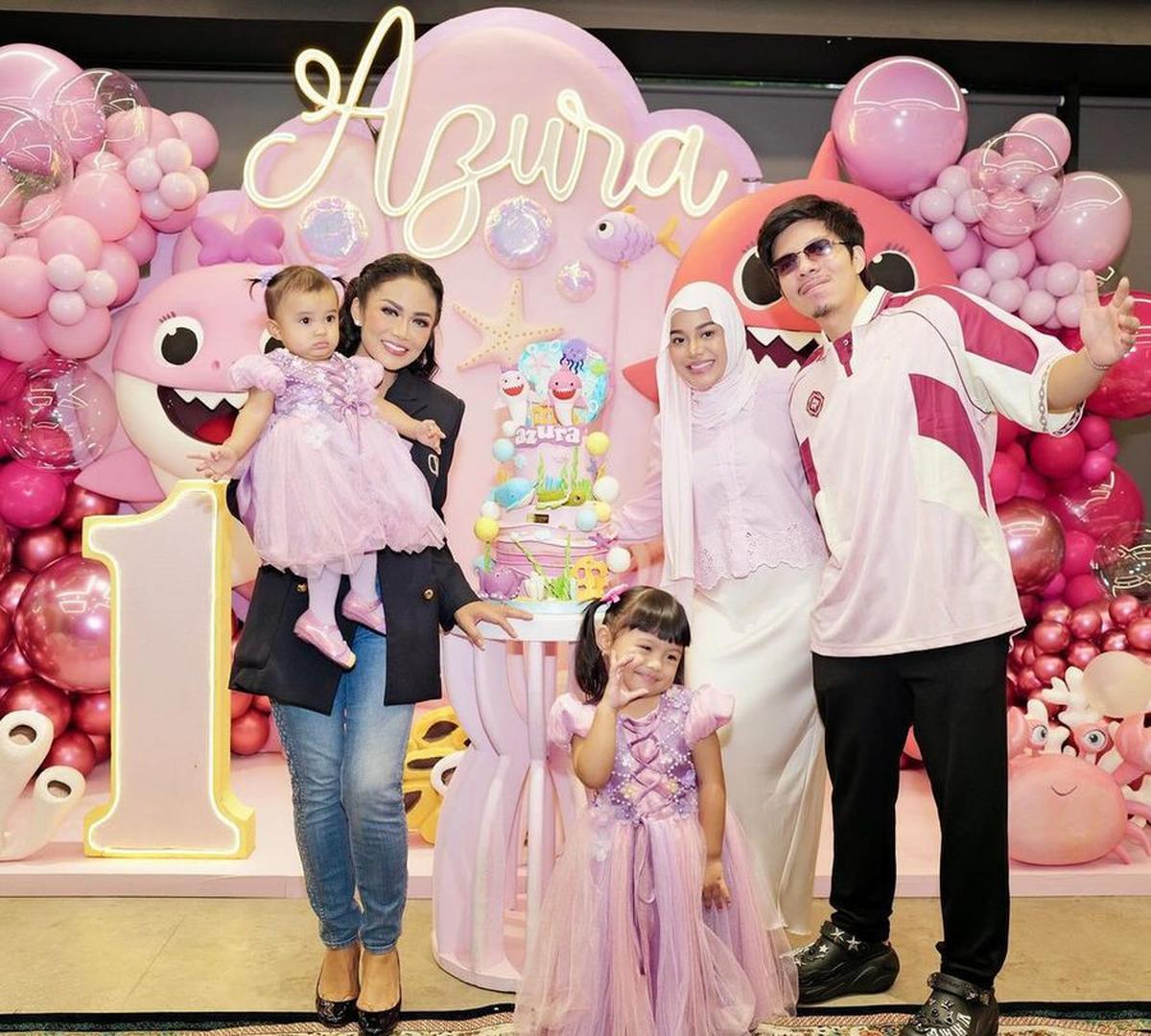7 Potret Kris Dayanti Datang di Ultah Cucunya Azzura, Sendirian Tanpa Ditemani Suami dan Anak