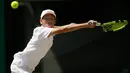 Tseng Chun Hsin mengembalikan bola pukulan Jack Draper dari Inggris saat bertanding di final tunggal putra Kejuaraan Tenis Wimbledon Junior di London, (15/7). Petenis 16 tahun ini menang dengan skor 6-1, 6-7 (2/7), dan 6-4. (AP Photo/Tim Ireland)