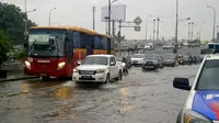Banjir Depan Untar Grogol, Lalu Lintas Tersendat