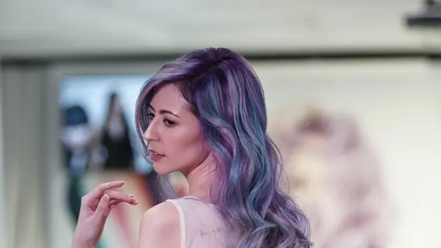 Mewarnai Rambut Lebih Berani dengan Rangkaian Colorfulhair