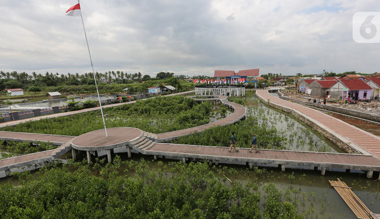 Pemandangan Gerbang Mapan Aquaculture di Desa Ketapang, Mauk, Kabupaten Tangerang (21/01/2022). Program Gerakan Pembangunan Masyarakat Pantai (Gerbang Mapan) bertujuan untuk mempercepat penyediaan infrastruktur dasar pengembangan perekonomian dan wisata masyarakat pesisir.(Liputan6.com/Fery Pradolo)