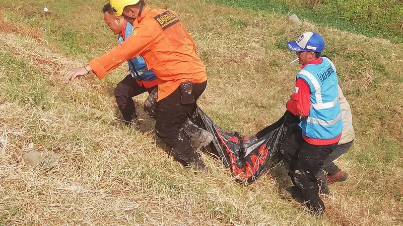 Ilustrasi – Evakuasi jenazah dalam kecelakaan tunggal di PBTR Kilometer 314+600 M, Desa Jrakah Kecamatan Taman Kabupaten Pemalang, Minggu (2/6/2019). (Foto: Liputan6.com/Polres Pemalang/Muhamad Ridlo)