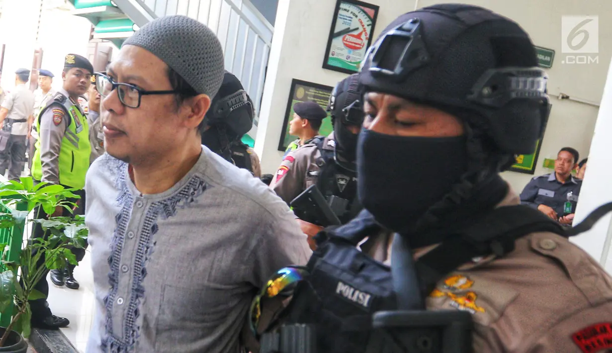 Ketua Jamaah Ansharut Daulah (JAD) Pusat, Zainal Anshori seusai menjalani sidang putusan perkara JAD di PN Jakarta Selatan, Jakarta, Selasa (31/7). Majelis hakim memutuskan JAD sebagai korporasi yang mewadahi aksi terorisme. (Liputan6.com/Johan Tallo)