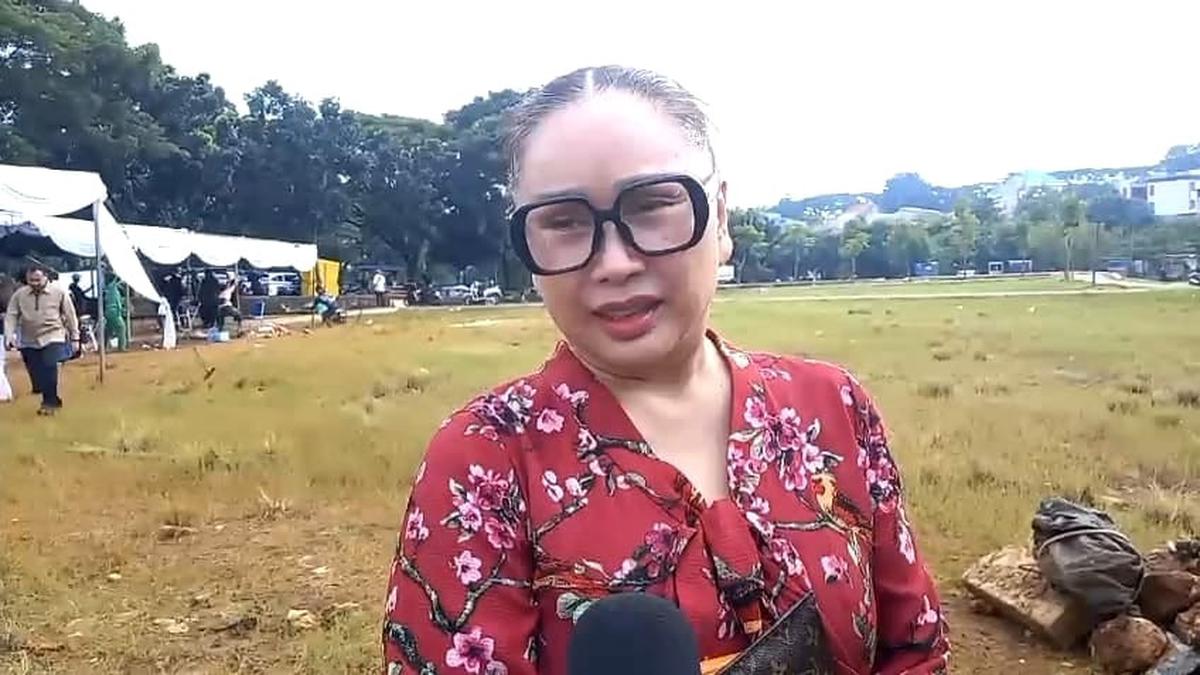 Titi DJ Ziarah ke Makam Vidi Aldiano, Ungkap Kenangan Paling Membekas dengan Almarhum