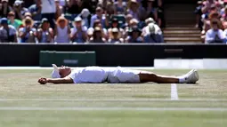 Tseng Chun Hsin terkapar setelah memenangkan pertandingan melawan Jack Draper dari Inggris pada final tunggal putra Kejuaraan Tenis Wimbledon Junior di London, (15/7). Tseng kini berperingkat 601 di tingkat senior. (AP Photo/Steven Paston)