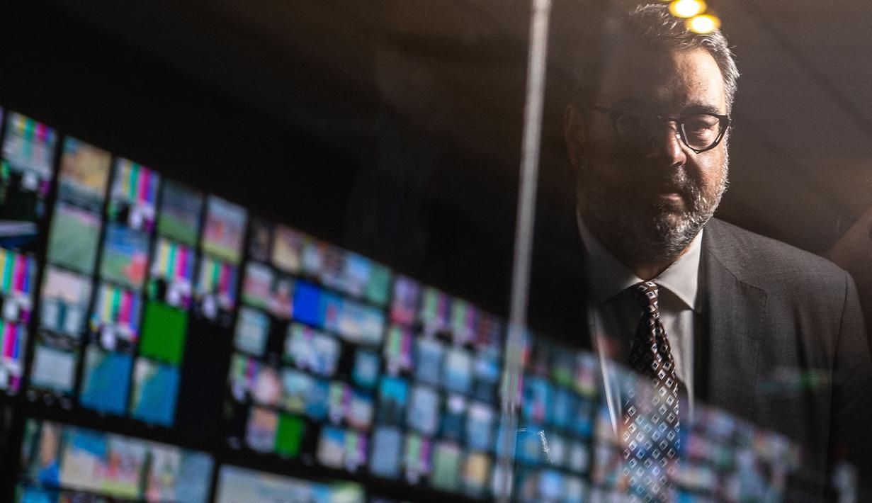 Yiannis Exarchos, CEO Olympic Broadcasting Services (OBS), terlihat di jendela saat ia berpose untuk foto setelah wawancara dengan AFP di studio OBS, International Broadcast Center (IBC), Tokyo pada 28 Juli 2021. selama Olimpiade Tokyo 2020.
(AFP/Philip Fong)