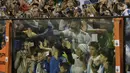Antusias suporter Argentina menyaksikan timnya melawan Haiti pada laga uji coba di Buenos Aires, Argentina, (29/5/2018). Argentina menang 4-0. (AP/Victor R. Caivano)